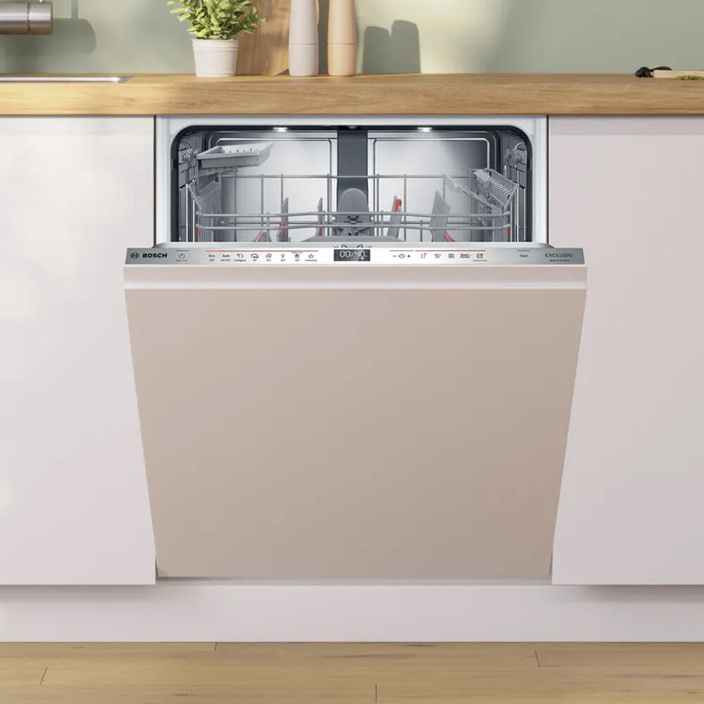 Ingebouwde vaatwasser met open deur voor een lichte achtergrond.