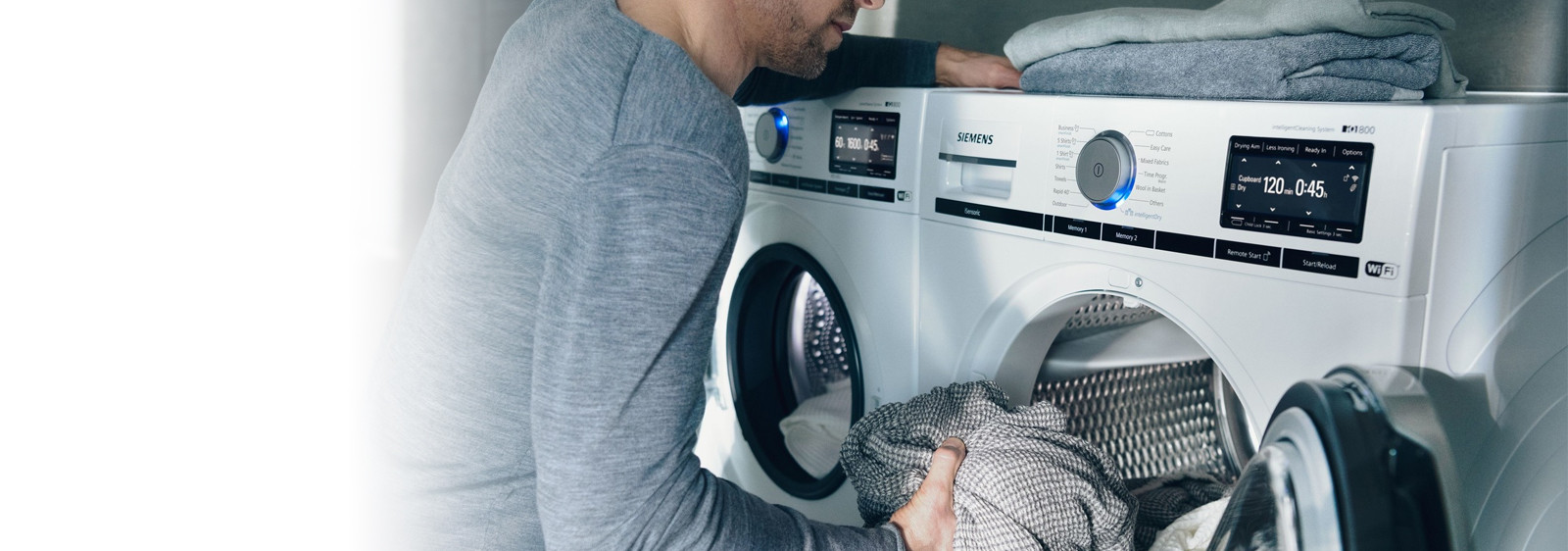 Man die was in een wasmachine stopt.