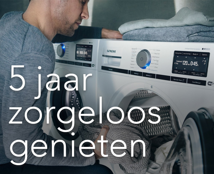 Man gebruikt een wasmachine, met tekst over 5 jaar zorgeloos genieten.