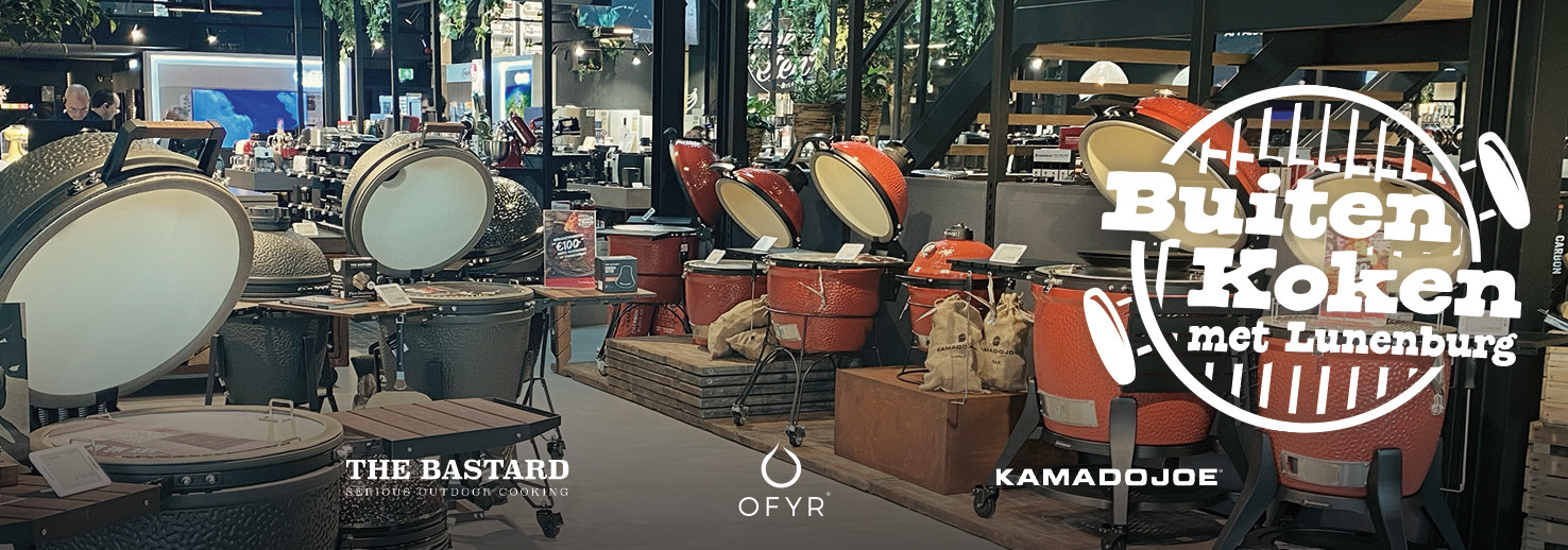 Een showroom met kamado barbecues en een "Buiten Koken met Lunenburg"-banner.