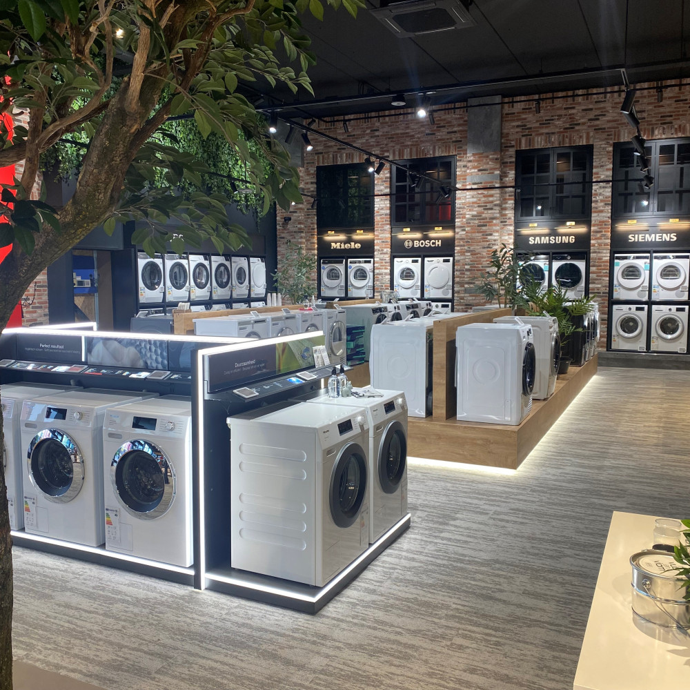 Winkel met wasmachines en drogers van verschillende merken, zoals Miele, Bosch, Samsung en Siemens.
