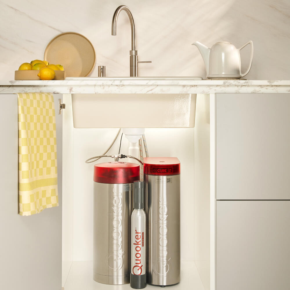 Keukenkraan met Quooker-systeem onder de gootsteen, fruitschaal en theepot ernaast.