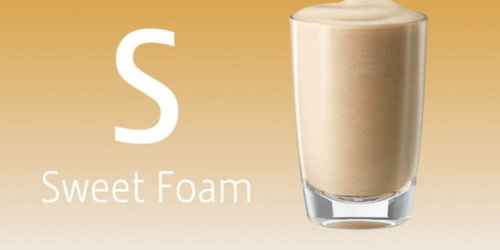 Een glas met een schuimige, bruine drank en de tekst "Sweet Foam".