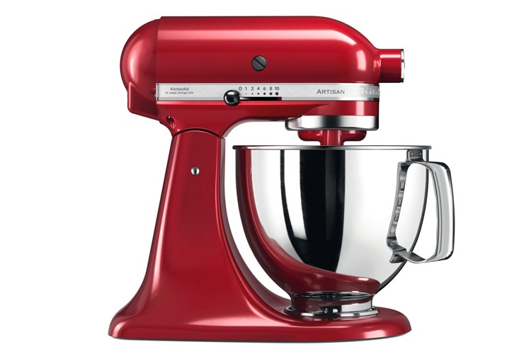 Rode keukenmixer met metalen mengkom.