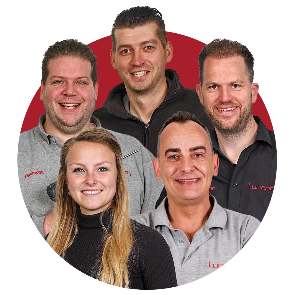 Groep vijf mensen lachend in bedrijfskleding met een rode achtergrond.