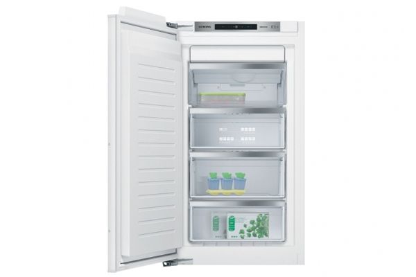 Een openstaande witte vriezer met vier transparante lades, gedeeltelijk gevuld met voedselitems.