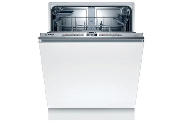 Ingebouwde vaatwasser met geopende deur, zicht op bovenste lade en bedieningselementen.