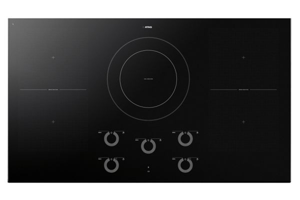 Zwarte inductiekookplaat met vijf kookzones en vijf draaiknoppen aan de onderzijde.