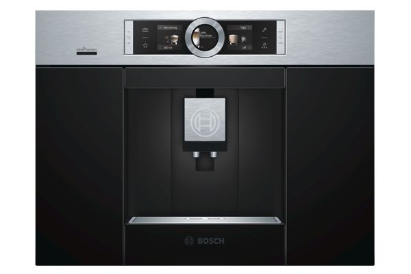 Ingebouwde Bosch koffiemachine met een roestvrijstalen afwerking en digitaal display.