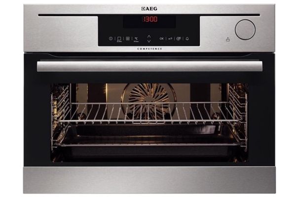 Ingebouwde roestvrijstalen oven met digitaal display en draaiknop.