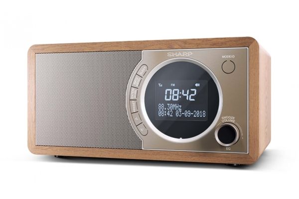 Retro digitale radio met houten behuizing en een display dat tijd en datum weergeeft.