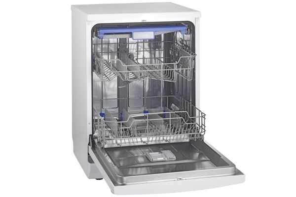 Openstaande vaatwasser met zichtbare rekken en besteklade.