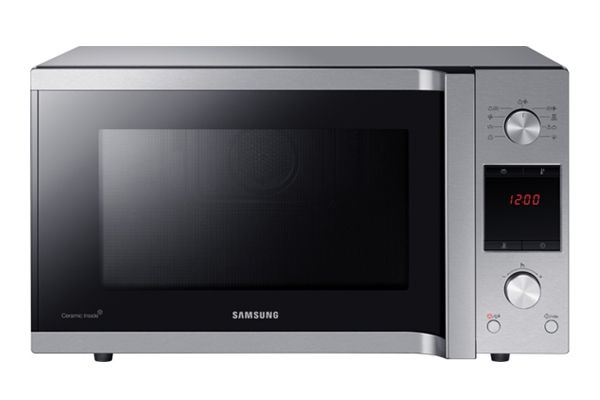 Een moderne magnetron met draaiknoppen en een digitaal display.