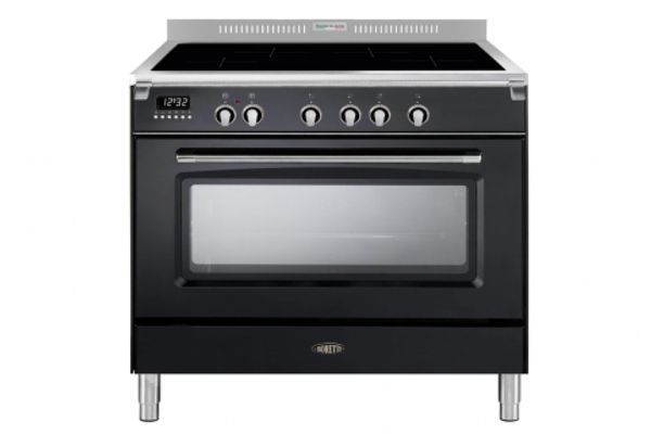 Vrijstaand fornuis met een oven en vijf draaiknoppen aan de voorkant.