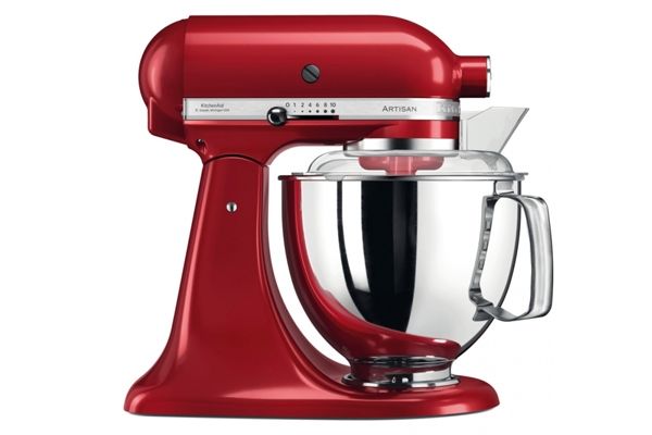 Rode keukenmixer met een metalen kom.