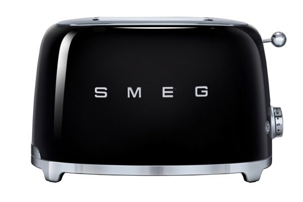 Een zwarte SMEG broodrooster met een retro ontwerp.