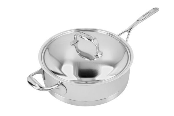 Roestvrijstalen pan met deksel, voorzien van twee handvatten en een lange steel.