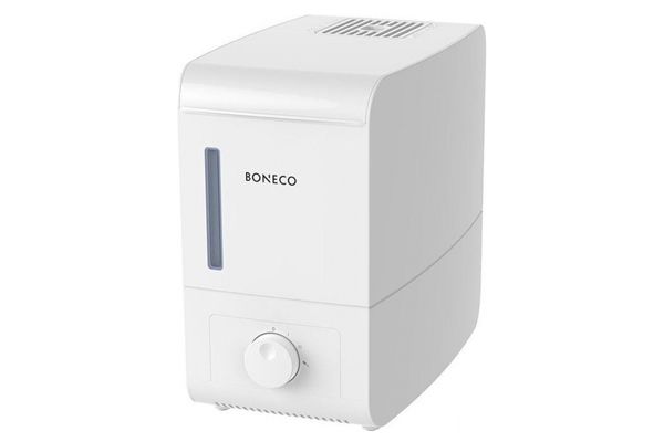 Een witte luchtbevochtiger met een regelknop aan de voorkant en het merk Boneco zichtbaar.