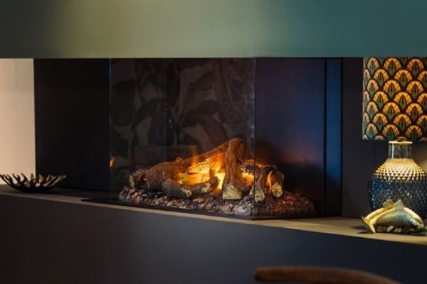 Elektrische haard in een modern interieur met decoratieve lamp en schaal.