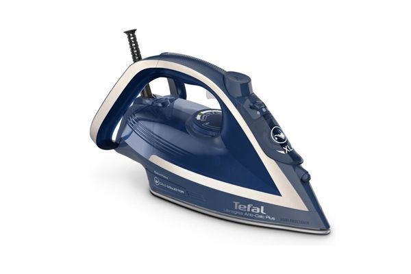 Blauwe Tefal stoomstrijkijzer met witte accenten.