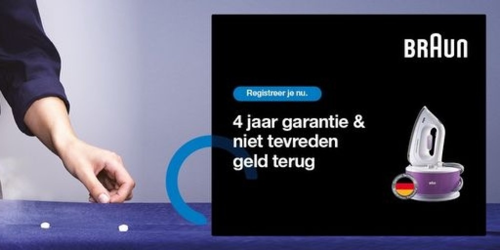 Afbeelding van een persoon die een blauwe stof gladstrijkt met witte knopen erop, naast een advertentie van Braun voor een strijkijzer met de tekst "4 jaar garantie & niet tevreden geld terug".