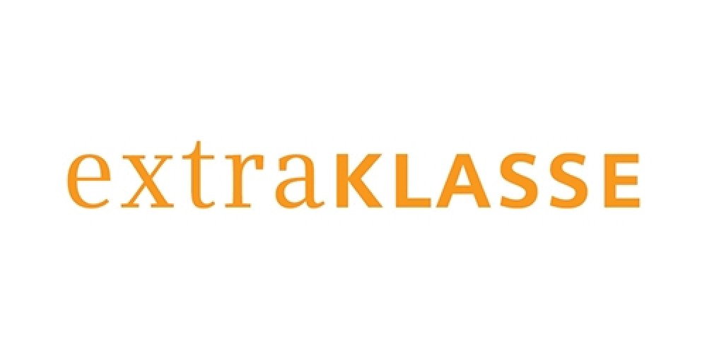 Logo met de tekst 'extraklasse' in oranje letters.