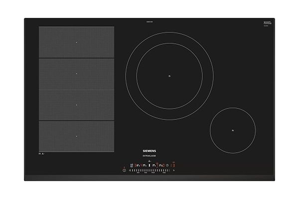 Zwarte inductiekookplaat met meerdere kookzones en bedieningspaneel aan de onderkant.