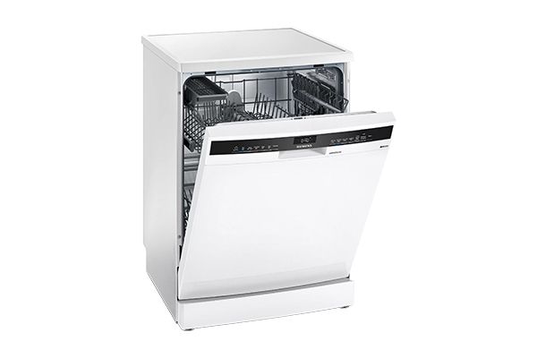 Een geopende witte vaatwasser met zichtbare rekken en een bedieningspaneel.