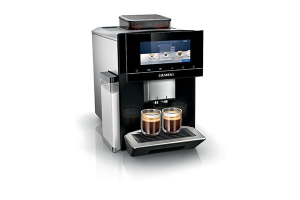 Een zilverkleurig koffiezetapparaat met touchscreen en twee kopjes koffie op de lekbak.