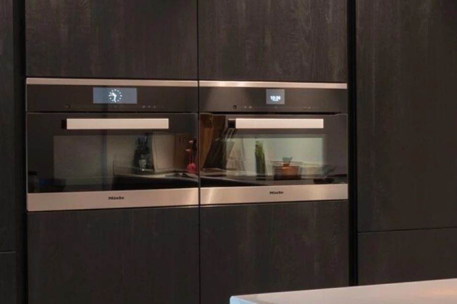 Ingebouwde keukenkasten met twee moderne inbouwovens.