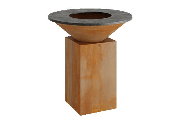 Barbecue met ronde metalen plaat en roestkleurige basis.