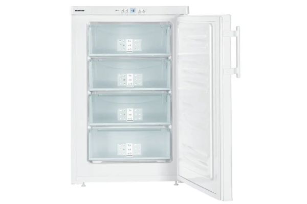 Open wit vrieskast met vier transparante laden.