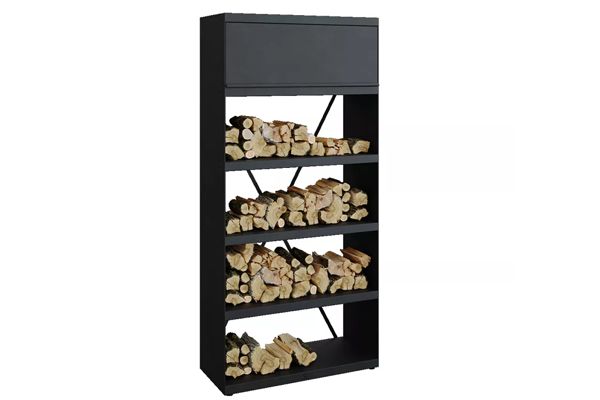 Zwarte houtopslagkast met meerdere planken volgestapeld met houtblokken.