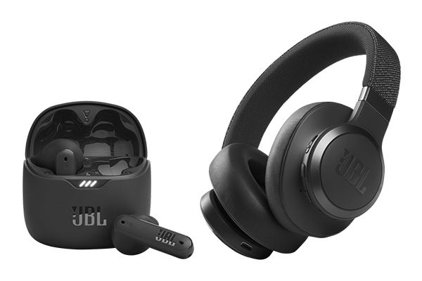 Zwarte JBL draadloze oordopjes in een open oplaadcase naast een zwarte JBL over-ear koptelefoon.