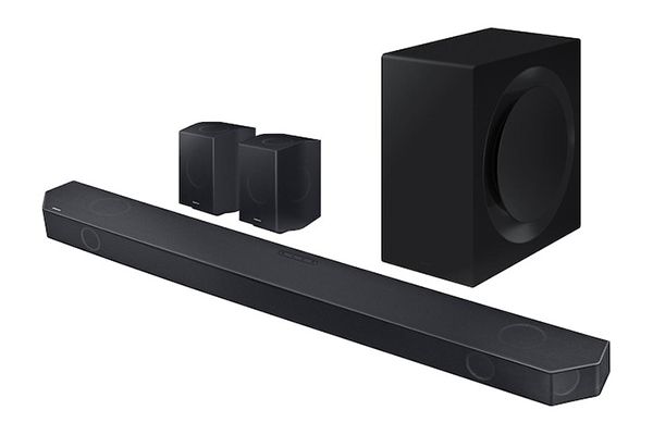 Zwarte soundbar-set met subwoofer en twee draadloze luidsprekers.
