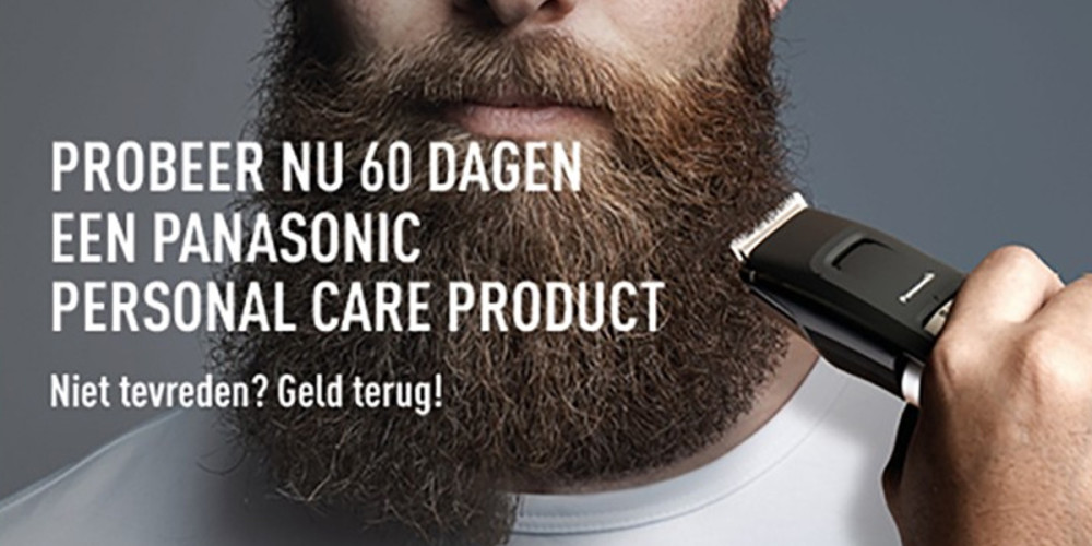 Man trimt zijn volle baard met een Panasonic trimmer, naast tekst die een 60-dagen proefaanbieding promoot.