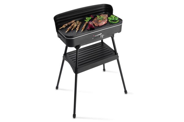 Een elektrische barbecue met half open deksel, waarop groenten en spiesjes worden gegrild.