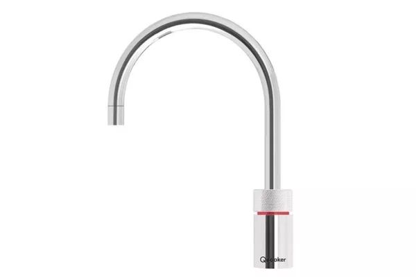 Chromen keukenkraan met een gebogen tuit en een hendel aan de onderzijde.