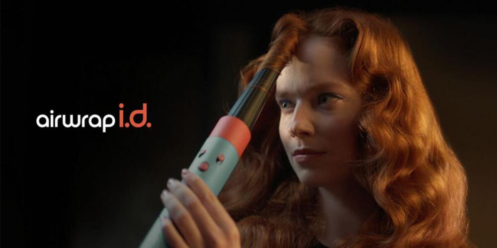 Vrouw krult haar haar met een stylingapparaat; tekst "airwrap i.d." links in beeld.