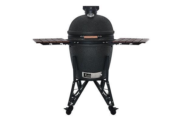 Een keramische barbecue met zijtafels, geplaatst op een frame met wielen.