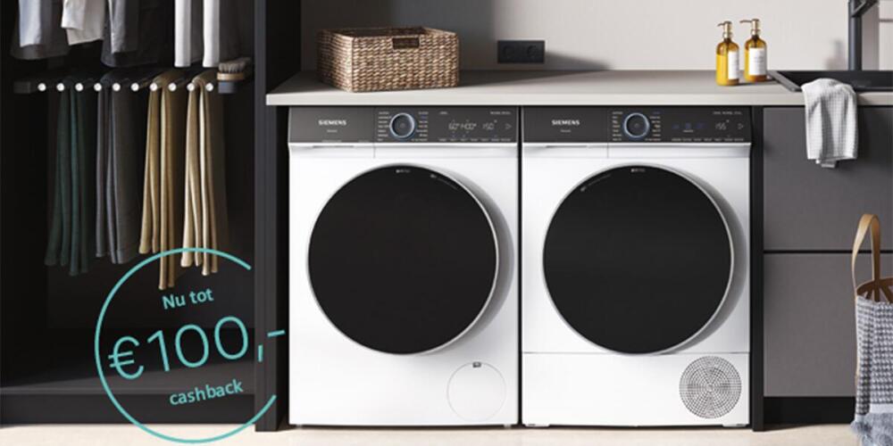 Wasmachine en droger naast elkaar met kleding en cashback-actie van €100.