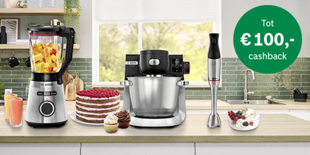 Keukenapparatuur op een aanrecht met blender, mixer, staafmixer en eten, plus cashback-aanbieding.